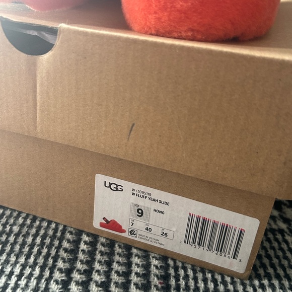UGG BRAND NEW!  Vibrant Orange Fluffy Slippers - Picture 2 of 8